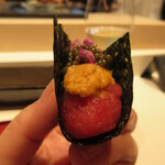 照寿司 - 宮城 塩釜 110kgの鮪、山口萩の紫海胆、オセトラキャビアを海苔で挟んで