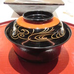 照寿司 - 鍋を注ぎ分け椀で