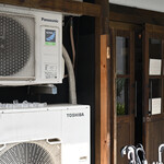 NIBOSHI MANIA - 入口横。また室外機に氷が。