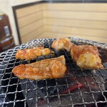 ホルモン牛若 - 炭火焼き