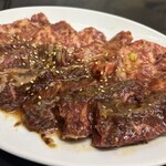 ホルモン牛若 - 手前がハラミ、奥がカルビ