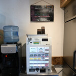 NIBOSHI MANIA - メニュー黒板と券売機とウォーターサーバ