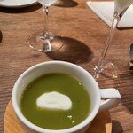 コキンヌ - 全く水を使わない3種のまくわうりの冷製スープ　抹茶の様なお色ですがほぼメロン