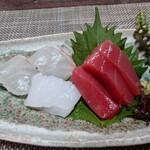 閑祥庵 禅紫 - お造りには紫色の可憐な花が添えられており
      意を決して、えいやー と食べてみたら
      紫蘇みたいな爽やかな味わいがした
      
      前回尋ねてて紫蘇の花とのこと
      醤油に花を散らすと爽やかに頂けると前回に書いてた