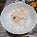 閑祥庵 禅紫 - ◯釜焚きご飯
      ■2人以上から、デフォで提供される
      1人だと炊けないので、普通のご飯となる
      女将さんがご飯をよそった後
      土鍋をカリカリとされてた
      
      お焦げも大事なファクターだから
      このカリカリも必要♪