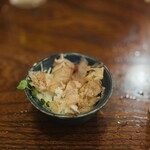 鶏料理・焼きとり　纜 - お通し 大根と鰹節