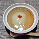 閑祥庵 禅紫 - 外は白い皮となり
      中にはほんのりと枝豆の味わいのする皮の層がある
      
      ラー油に見える液体は蟹のエキスとなる