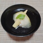 閑祥庵 禅紫 - 出汁汁も適度な塩味と節、魚のアラの旨味感で
      お上品な味わいがしていて美味しい
      
      上には薄切りの冬瓜にヤングコーンが載せられていて
      季節感も感じる
