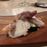 Itsuki - 北寄貝は炙ると甘みが浮かび上がってきますね。肉厚でポーションもしっかりあって嬉しいです。エシャロットはフレンチの技法アッシェのそれでエグ味なし、細やかで繊細なシェフの技術に脱帽。