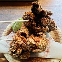 バル デ エスパーニャ ムイ 東京店 - 大山鶏のフリット バスク産エスプレット 唐辛子とライムの香り