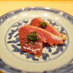 鮨 さいとう - 戻りカツオを塩たたきで。