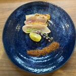 焼き鳥 のあみ - 鶏のタタキ（ムネ・モモ）　手前はソイソース（粉末の醤油）