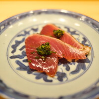 鮨 さいとう - 戻りカツオを塩たたきで。