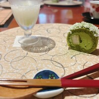 佐賀牛 季楽 銀座  - 和梨とシャインマスカットのすり流し、抹茶のロールケーキonクレープのパリパリとin牛乳わらび餅