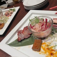 天空飲茶酒家 - 前菜盛り合わせ。既に食べ始めてしまう