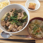 トーコーキッチン - 焼き鳥丼 副菜二品、豚汁
