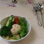 ”ハヤシライスセット”から前菜のサラダです。