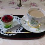 ”ハヤシライスセット”からデザート(カフェオレとババロア)です。