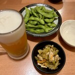 個室居酒屋 酒蔵 季 - 生ビール、枝豆、お通し。お通しが一番高いのは何故？？