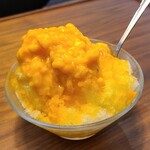 Le Temps des Cerises - 망고 빙수(세금 포함 800엔)
                      부드러운 빙수 위에 망고 과육이 올려져 있으며, 진한 단맛과 약간의 산미가 느껴지는 망고 소스를 곁들여 바삭하고 풍부하면서도 상쾌하게 즐겼습니다.