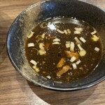 なると家 - つけ汁 中には ゴロゴロチャーシューいっぱいです♪