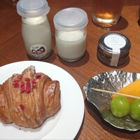 ラ・ロカンダ ザ・リッツ・カールトン京都 - 牛乳、ヨーグルト、はちみつ、イスパハンのクロワッサン
