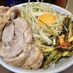 ラーメン二郎 - 小ぶた（1,070円）＋ネギ（120円）＋ニラキムチ（120円）＋汁なし（100円）、ニンニクコール