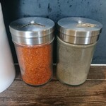 麺屋イロトヤ - 卓上の調味料