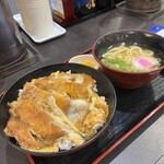 資さんうどん - カツとじ丼大盛りとミニうどんです。