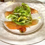 コム　シェ　ミッシェル - お連れ様の自家製スモークサーモンのバジルオイルマリネのサラダ
