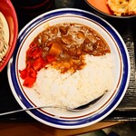 名代 富士そば - 具がしっかりと入ったカレーと、真っ赤な福神漬。