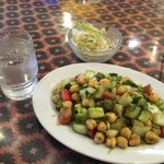 インド料理 パリワル - チャナサラダ(¥540)とチキンカブサのセットのサラダ(奥)