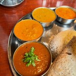 エリックサウスマサラダイナー - 手前から
                                エリックチキン
                                野菜カレー
                                本日の豆カレー