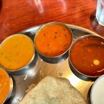 エリックサウスマサラダイナー - 中央から右に
                                ラッサム
                                サンバル