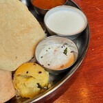 エリックサウスマサラダイナー - 奥から
      ヨーグルト
      ココナッツチャトニー
      ウプマ