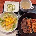 ちゃりや - 【2024/8】合いがけ丼(極少)+ぬか漬け
