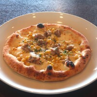 大磯迎賓舘 - 自家製サルシッチャとトウモロコシ チーズベース ピッツァ