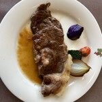 ふらのワインハウス - ステーキに玉葱、トマト、ズッキーニ、茄子が添えてあります