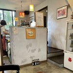 茶虎飯店 - 店内は華美さ全く無く、落ち着いた優しい感じ、カウンター席もいい