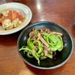 茶虎飯店 - 発酵トマトの玉子炒め（奥）と猪の筋煮とピーマンの炒め
