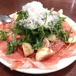 ピッツェリア ファッブリカ 1090 - イチジクと生ハム、ルッコラのサラダ