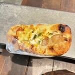 ザ グラウンズ ベイカー - チキンとチーズカレーのピザ