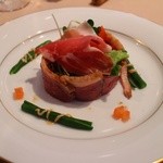 ル・クープル - オードブル
      鴨のスモークサラダ添え
      中央には、温泉たまごが入っていました。
      