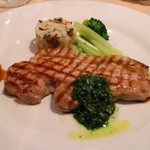 ル・クープル - 豚ロース肉のグリエ　ほうれん草とスモークベーコンの香り
      