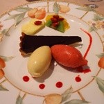 ル・クープル - デザートには、濃厚なチョコレートタルトが！
      