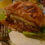 エスビーダイナー コウベ - チーズバーガーをハーフカットしました。