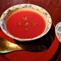 膳處漢ぽっちり - トマトスープ。下に冷やし茶碗蒸し
