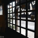 ヨコクラうどん - 店舗入り口を店内から