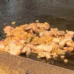 お好み焼きもみじ - とん平焼きの中身　豚と背脂？をカリカリになるまで焼いて、油を切ってから玉子に入れる手の込みよう