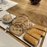 シャントレル - 1皿目
      ・サーモンのリエット
      ・クロックムッシュ